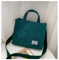 Borsa tote in velluto a coste verde scuro con tracolla regolabile ed etichetta logo - Verde