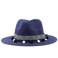 Détail du chapeau en paille bleu marine avec ruban géométrique, franges et pièces argentées - Bleu marine