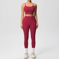 Détail d'un ensemble de yoga rouge foncé avec taille haute et bretelles en tissu mat - S / Haut Et Bas / Carmin
