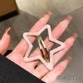 Detalle de una pinza para el pelo estrella rosa Y2K de 5,5cm con cierre de metal robusto - Rosa Claro