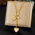 Dettaglio della collana a Y dorata con ciondoli a sole, goccia e cuore di perla - Stile Sole Cuore (N3270)