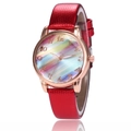 Detalle de reloj para mujer con esfera de arcoíris y correa roja con textura de piel de serpiente - Rojo