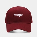 Klassische weinrote Baseballkappe mit weißer Haifisch-Stickerei und gebogenem Schirm - Verstellbar / Burgunderrot