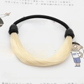 Élastique à cheveux avec mèche de cheveux synthétiques beiges sur fond imprimé - Or