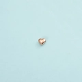 Colgante de corazón en oro rosa pulido con agujero de 1mm sobre fondo azul - Oro rosa