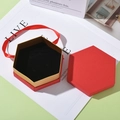 Rote sechseckige Schmuckschatulle mit goldenem Inneren und schwarzer Samteinlage - Außendurchmesser 11.5x10x4.2cm / Rot