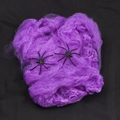 Decoración de Halloween telaraña morada con dos arañas de plástico negro sobre negro - Algodón Araña Morado De 20 G