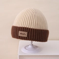 Dettaglio del berretto in maglia bicolore con patch in pelle min e trama a coste - Solo Cappello / Bianco Sporco