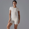 Detalle del conjunto de yoga beige claro ajustado con top de manga corta y mallas ciclistas - S / Blanco Roto Gris