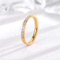 Anillo minimalista de acero de titanio chapado en oro 18k con microcristales brillantes - US 4 / Dorado Pavé