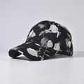 Dettaglio macro di un cappellino vintage nero con stampa a rose e trama invecchiata - Regolabile / Rosa Bianca