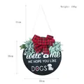 Detalle de placa de bienvenida de madera con lazo de cuadros y eucalipto para perros - Estilo Perro Con Cuadros Rojos Negros