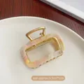 Elegante pinza de pelo de acetato jaspeado en crema y amarillo para cabello mediano - Multicolor