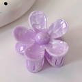 Vista macro de la pinza de pelo flor morada con textura de mármol blanco - Violeta Claro