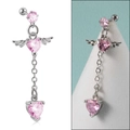Detail van zilveren navelpiercing met engelenvleugels en roze hartvormige zirkonia stenen - 0.8x6x3mm / Roze