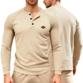 Detail eines Waffelstrick-Henley-Shirts für Herren mit Raglan-Ärmeln und Dreiknopf-Leiste - S / Khaki