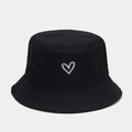 Dettaglio del ricamo a cuore bianco su un cappello alla pescatora in cotone nero - Taglia unica / Nero
