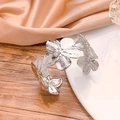 Bracciale rigido aperto in argento regolabile con design floreale continuo di fiori di ciliegio - Fiore di Ciliegio Argento / Argento