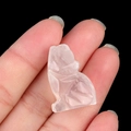 Mini statuetta di lupo intagliata in quarzo rosa naturale con dettagli finemente curati - Motivo Volpe / Cristallo di rocca