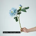 Lichtblauwe kunstmatige olieverf pioenroos met enkele steel en groene bladeren - Totale lengte 49cm (1 bloem 1 knop) / Bleekblauw