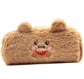 Détail d'une trousse en peluche marron avec oreilles d'ours et broderie de fruits - Ours / Marron