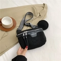 Borsa a tracolla nera con borchie, tracolla larga a fantasia e piccolo portamonete tondo - Nero