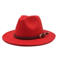 Dettaglio cappello fedora in lana rossa con fascia in pelle intrecciata e fibbia dorata - M (56-58cm) / 06 Rosso