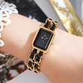 Reloj rectangular dorado con correa de cadena de cuero negro en la muñeca - Caja Dorada/Esfera Negra/Cadena de Cuero Negro