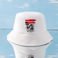 Dettaglio ravvicinato di un cappello da pescatore bianco con stampa Sunset Beach - Taglia unica / Bianco