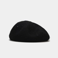 Détail du béret noir en poils de lapin orné de paillettes argentées et texture tricotée - Taille unique / Noir