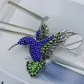Dettaglio della spilla a colibrì con cristalli pavé blu e verdi brillanti - Argento Antico + Blu Scuro