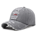Graues Vintage Baseball Cap mit rot-weißer Stickerei und modischen Rissen am Schirm - Verstellbar / Grau