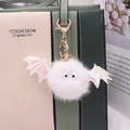 Weißer Nerzimitat-Fledermaus-Schlüsselanhänger mit holografischen Flügeln an Handtasche - Goldene Kette / Weiß