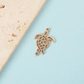 Detalle de colgante de tortuga calado en oro rosa con dobles bucles para joyas DIY - Tortuga De Doble Agujero De 16.83*25.2 mm / Oro rosa