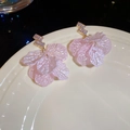 Vue macro de boucles d'oreilles pétales de nacre avec texture rose et strass brillants - Boucle d'oreille pendante pétale acrylique et zircon rose (tige en argent)