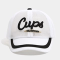 Détail de la casquette baseball blanche en mesh avec broderie Cups Champions et liseré - 50cm (1-3 ans) / Blanc