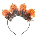 Detail von Halloween-Haarreif mit vier leuchtenden Kürbissen und festlichem Glitzerlametta - Pelziger Kürbis