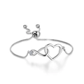 Detail eines silbernen Unendlichkeits-Herz-Armbands mit Zirkonia und Box-Kette - Silber