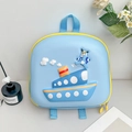 Mochila infantil 3D azul con forma de barco, logotipo VROOM y textura de carcasa de EVA - Azul Cielo