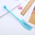 Penna a gel turchese a forma di pettine con diamante su superficie bianca pulita - Blu