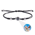 Vista macro del bracciale a proiezione foto con corda intrecciata nera e perle argento - Rotondo-Nero