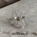 Anello floreale artigianale in argento con centro dorato, diametro circa 2cm - Stile Aperto Margherita / Argento (Cuore Dorato)