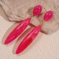 Orecchini in resina rosa effetto marmo con eleganti dettagli in metallo dorato - Rosa