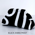 Pochette nuvola in maglia con audaci strisce zebrate bianche e nere in tessuto testurizzato - Borsa a mano in maglia / Zebra Nero