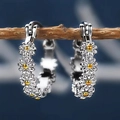 Eleganti orecchini a cerchio con margherite in argento e giallo su un ramo naturale - Bicolore Oro e Argento