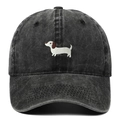 Détail de la broderie teckel blanc sur une casquette en denim noir délavé vintage - Taille unique / Noir