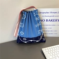 Dettaglio della borsa tote in maglia blu plissettata con motivo baseball e cuciture rosse - Blu Chiaro (Lettere LOVE)