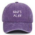 Détail de la broderie blanche GOD'S PLAN sur une casquette en coton lavé violet - Réglable / Violet