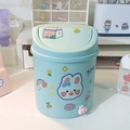 Schattige lichtblauwe bureau-afvalbak met kawaii stickers en een swingdeksel voor kantoor - Blauw + 1 Sticker