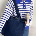 Bolso tote grande de mezclilla azul oscuro con bordado blanco al hombro - Azul oscuro